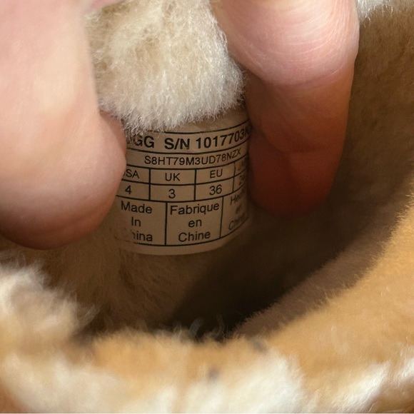 UGG Kids Youth Girls 4 1017703K Classic II Tan Brown Boots - Picture 5 of 5